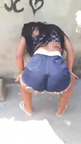 Delicia de shortinho rebolando gostoso