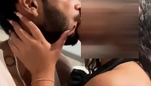 Büyük götlü yabancı nri indain kaltak büyük bir yarakla sert sikiliyor