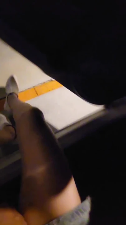 Shemale Ting Xuan açık havada tuvalette mastürbasyon yapıyor. | Klip 3
