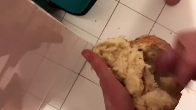 Döl ile sikişiyor ve ekmek yiyor