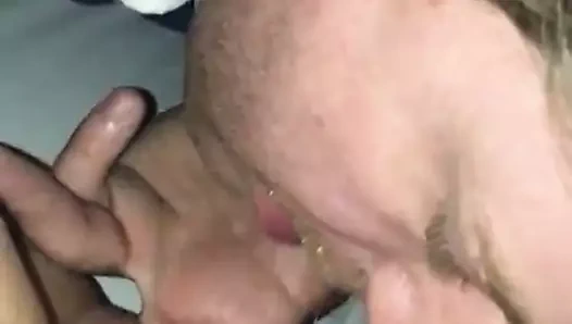 Yakın çekim yeme ve parmak benim kız azgın ıslak kedi