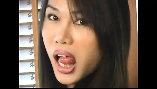 Mükemmel ladyboy'un götten sikilmeye ihtiyacı var