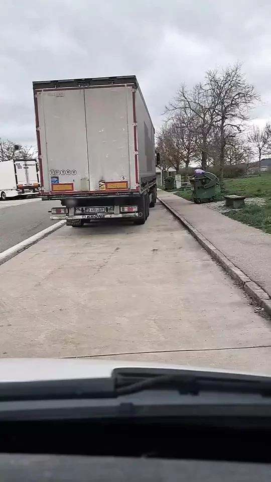 Парковка на шоссе