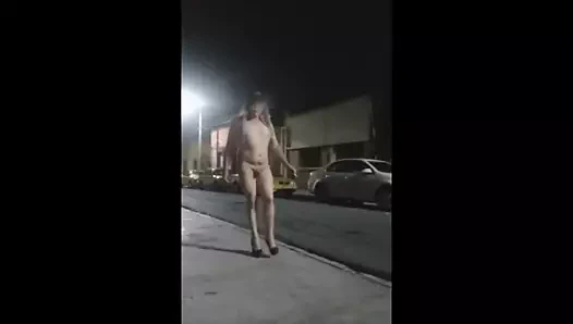 Olgun transseksüel hızlı duman mahallede yürüyor...