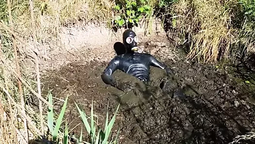 Waders ve catsuit çok çamurlu!