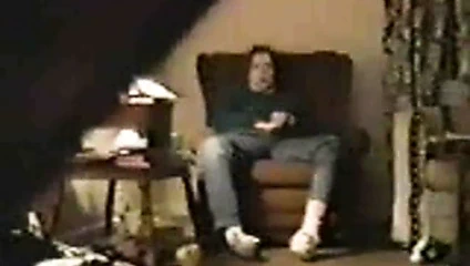 Gizli mastürbasyon. sandalyede bebek bakıcısı (kötü kalite)