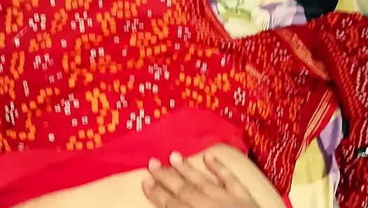Evli üvey kız kardeş kocasını aldatıyor ve üvey erkek kardeşi tarafından sikiliyor