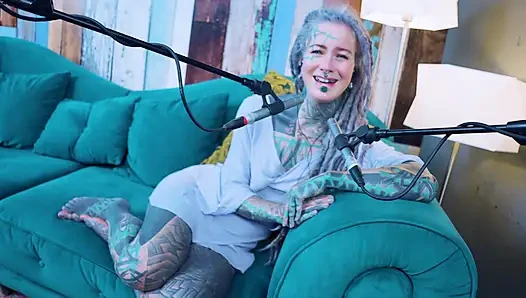 O hakkında konuşuyorum - Aş - asmr podcast sfw konuşuyor gotik sıska kız dreadlocks dövmeli model dövmeli kız