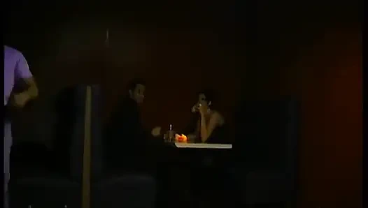İki güzel esmer sikişmek için kulüpte buluşuyor