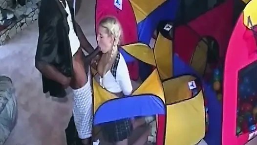 Olgun sarışın orta yaşlı seksi kadın büyük zenci yarağını oyun çadırında derine alıyor