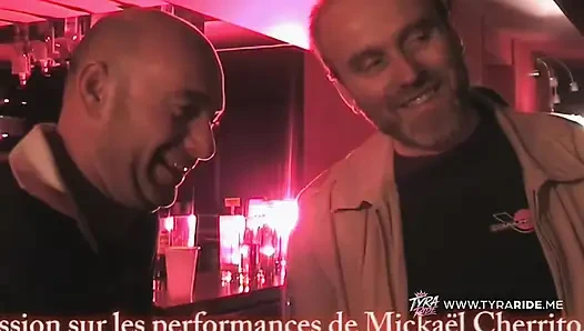 Çıplak çiftler ve direk dansı ile vahşi eş değiştirme kulübü gecesi