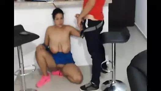 Aynı odada arkadaşla sinsi oral seks