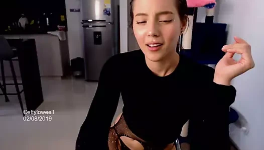 Güzel yüzlü Kolombiyalı sıska kız her gün kendini en yaramaz tarafını ve çıplak vücudunu göstererek eğlendiriyor.