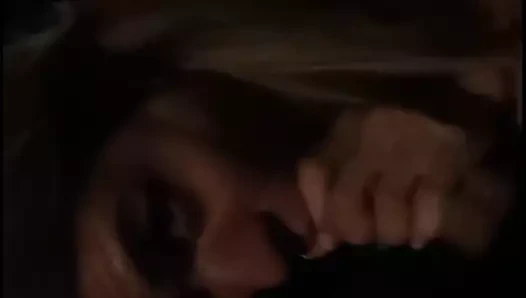 Halka açık bir bankta sikimi emiyor, yoldan geçenler bizi görüyor.