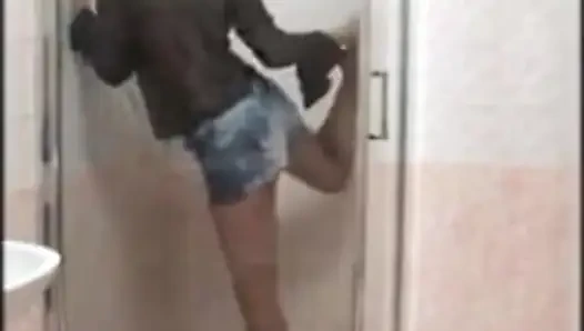 Külotlu çorapla duşta