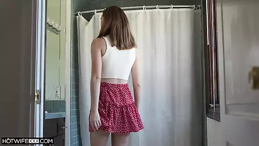 Freya önce kalın siyah kremalı tatlının tadını çıkarıyor