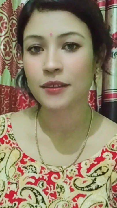 Şarkı söyleyerek dans ediyor. Bailey dansımı göster.