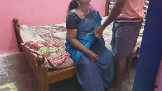 Teyze yatak odasındaydı ve onu seks için davet ettim isteksizce kabul etti ve onunla ateşli seks yaptım.