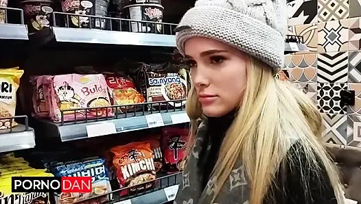 Üvey baba Athena Farris'e sert Noel seksi yapıyor ve döllüyor!