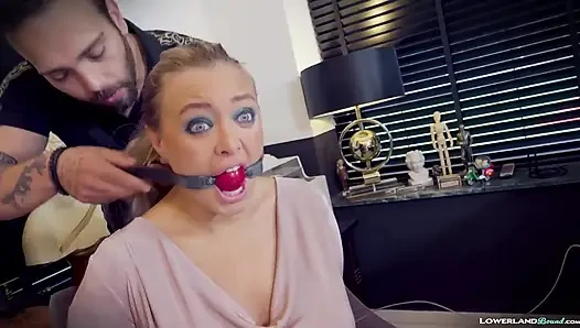 Beth bağlı ve ağzı tıkalı bant esareti ve bdsm'de tamamen zayıf