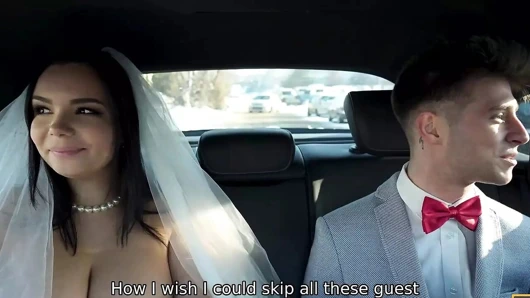 BRIDE4K. Gelin kilitli tuvalette bir yabancıyla yalnız kalıyor ve damadını aldatıyor