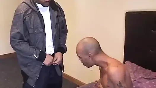 Sürtük adam yatağında çıplak üzerinde yürüyen adamla sikişiyor