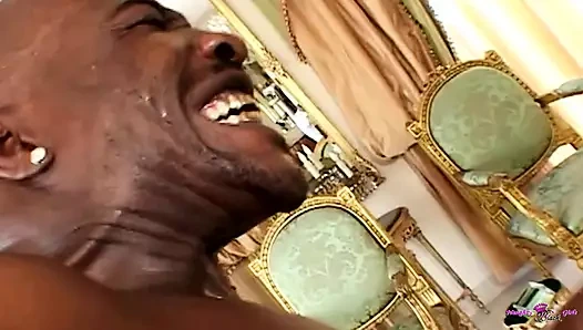 Sert bir büyük zenci yarağıyla sikildikten sonra, bu kızın güzel yüzüne döl fışkırıyor