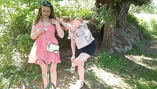İki kadın kız ve olgun orta yaşlı seksi kadın herkesin içinde yol kenarında işeyen kırmızı külot çıkardı açık havada çiş lezbiyenler öpüşüyor