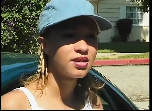 Kıllı amcıklı genç kız bahçede domalarak sikiliyor