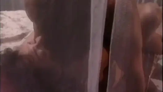 Ateşli genç esmer büyük bir yarakla sikildiğinde zevk için çığlık atıyor