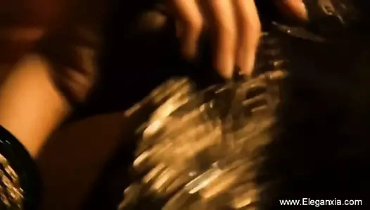 Hint milf o seviyor Başlarken çıplak