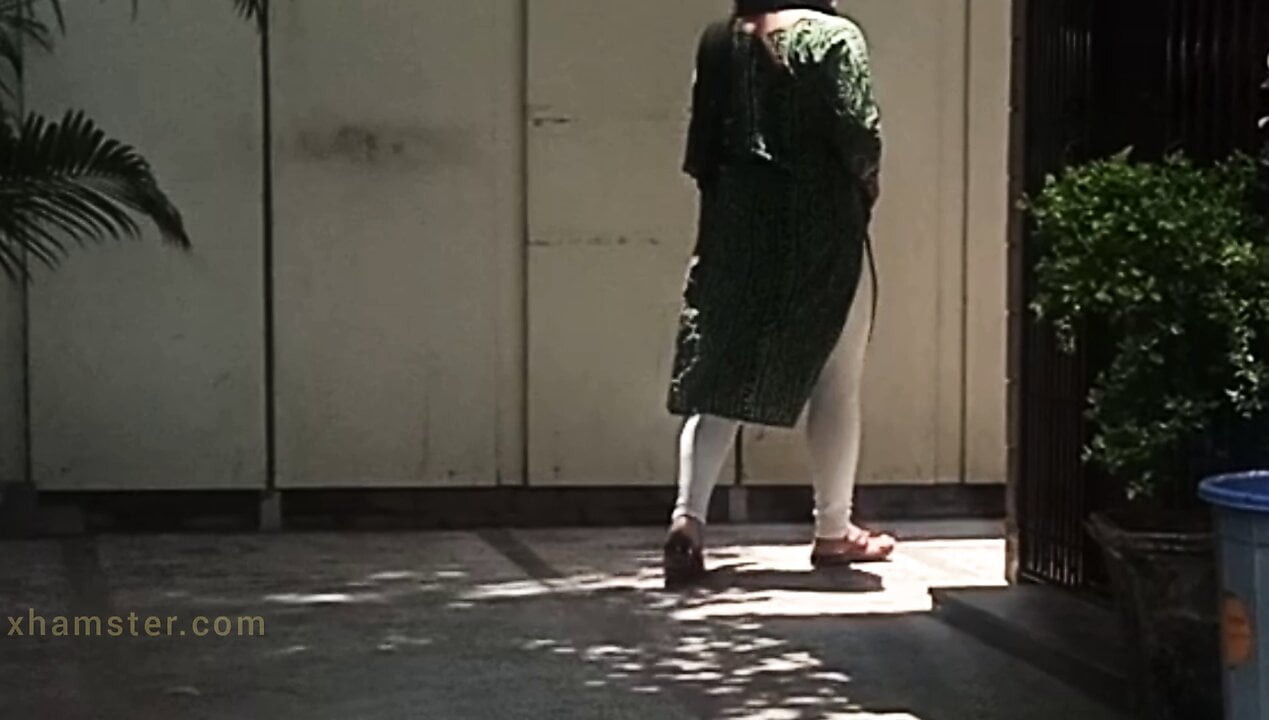 Sangeeta unisex umumi tuvalete gider ve erkeklerin orada pissingini görünce sıcak olur (kirli erotik hintçe ses)