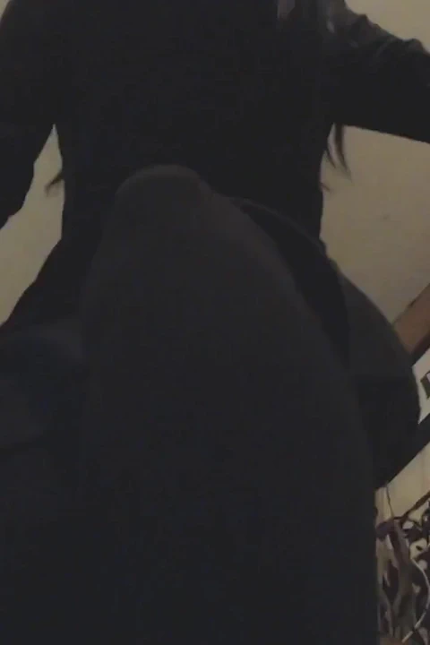 Rahibe cadılar bayramı için ayakla mastürbasyon yapıyor