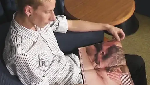 Alex bir dergi izliyor ve mastürbasyon yapıyor