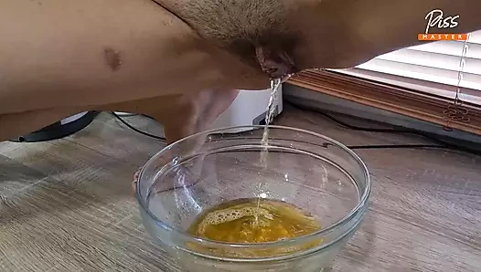 Seksi milf tuvalet kölesinin ağzına işiyor. altın yağmur.