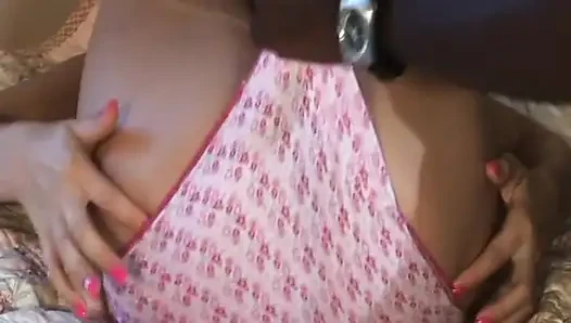 Fahişe siyah adam tarafından ziyaret ediliyor ve götünde sert zenci yarağıyla dolduruluyor