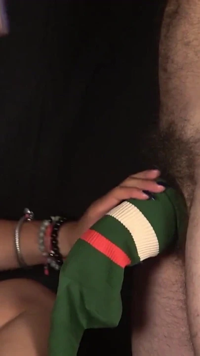 "Bu otantik bir çorapla içine boşalıyor ve üvey kız kardeşim döl emdi. Kıllı damarlı yarak"