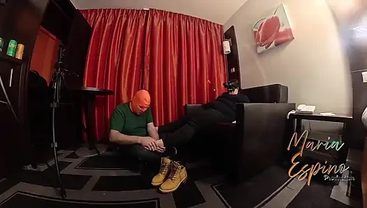 İtaatkârım Ayaklarımı Seviyor