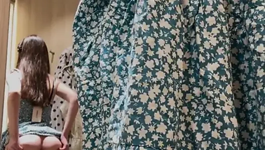 Satın almadan önce sevimli bir elbiseyi test ederimken yakalandım.