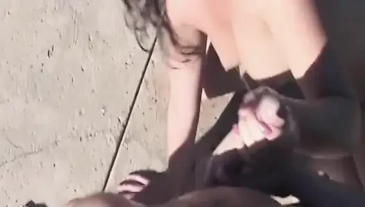 Esmer hatun açık havada zonklayan yarağı gırtlağına kadar alıyor çılgınca salyalar akıyor