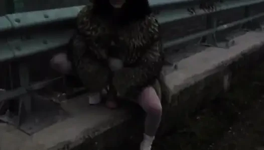 Azgın orta yaşlı seksi kadın otoyol macerasında büyük dildo dolduruyor