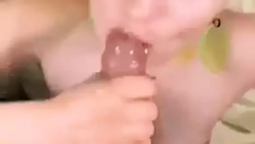 Garip sürtük özensiz bir boğaz işi verir