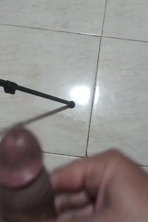 Kocası karısının götten ve amından sikilmesini izliyor