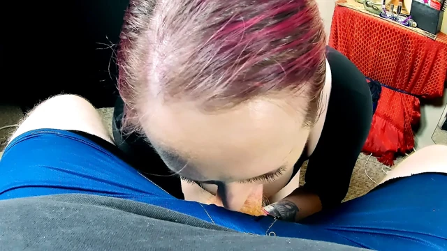 Orta yaşlı seksi kadın yarak emiyor ve yüzüne boşalana kadar sikişiyor