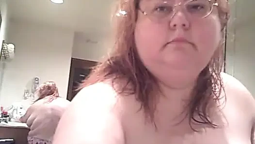 Orta yaşlı seksi kadın kızıl saçlı kuru saçına çıplak sakso çekiyor