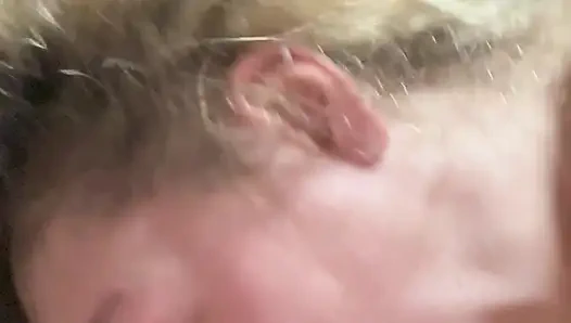 Blonde hete vrouw pijpbeurt en diep in keel