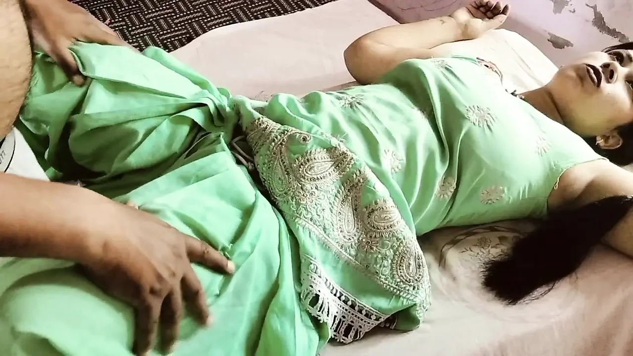 Üvey kocam yanında mastürbasyon yaptığımın farkına varıyor ve ona inanamıyorum
