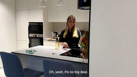 En iyi arkadaşımın annesi (üvey annem) geceleri beni uyandırdı ve amıyla sikti