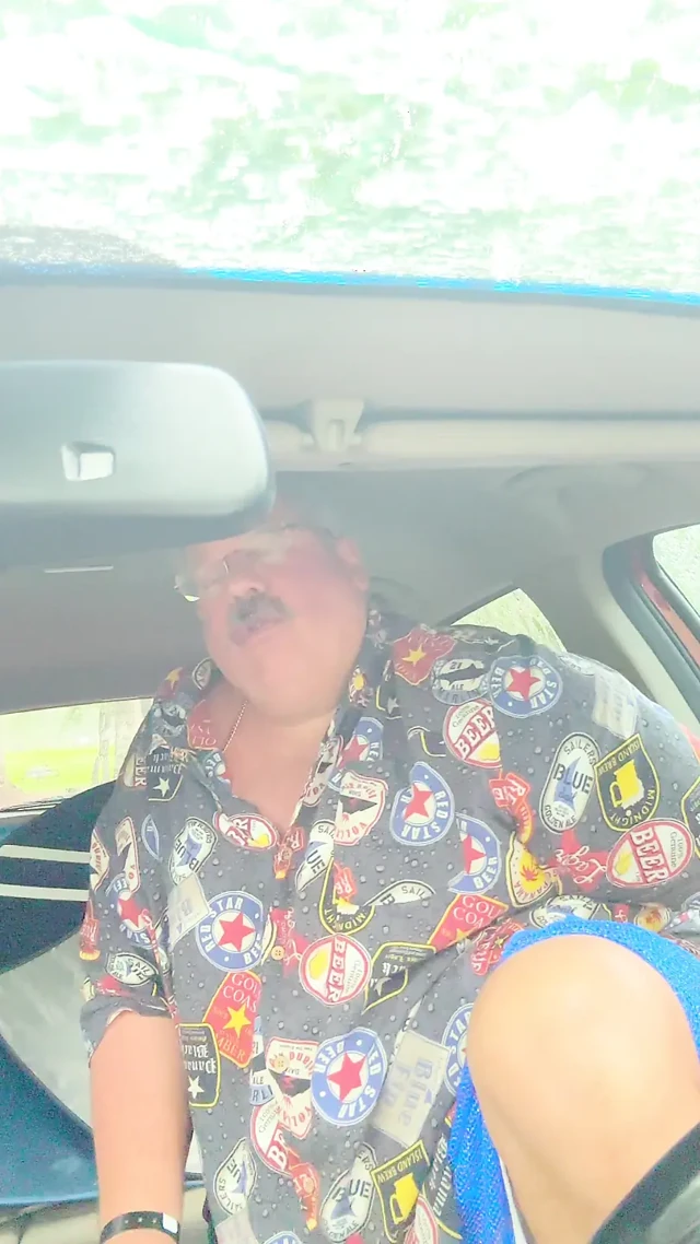 DEDE ŞIŞMAN BıYıKLı ADAM ŞIŞMAN KıLLı GÖT DELIĞINE DILDO KULLANıYOR