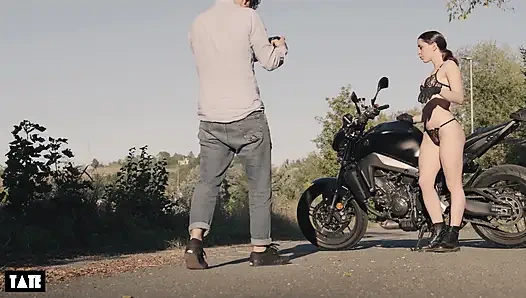 Ateşli fitness modeli gerçek bir açık havada fotoğraf çekimi sırasında sakso çekiyor ve yüzüne büyük boşalma